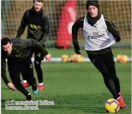  ??  ?? Ozil menajalani latihan bersama Arsenal.