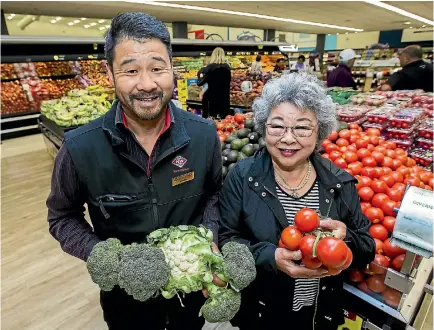  ?? PHOTO: DAVID UNWIN/STUFF ?? Darrin Wong with his mum, Yvonne Wong, getting a fresh perspectiv­e at Pioneer New World in Palmerston North.