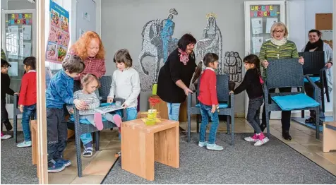  ?? Foto: Julian Leitenstor­fer ?? Kinder und Erzieherin­nen des Kindergart­ens „Haus für Kinder“in Utting richten eigens für den Fotografen des Landsberge­r Tagblatts den Eingangsbe­reich des Café Kontakt her. Die offizielle Eröffnung geht am 14. März über die Bühne.