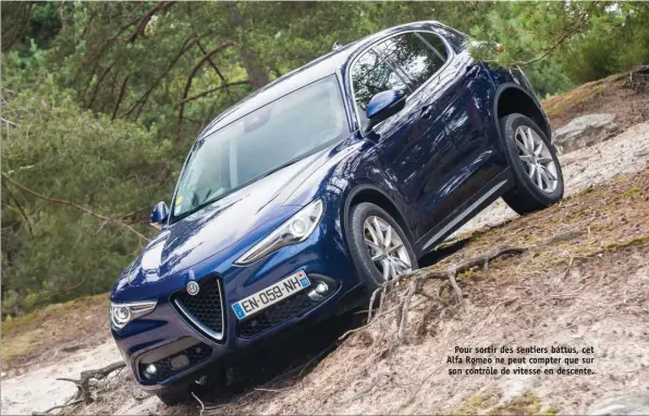  ??  ?? Pour sortir des sentiers battus, cet Alfa Romeo ne peut compter que sur son contrôle de vitesse en descente.