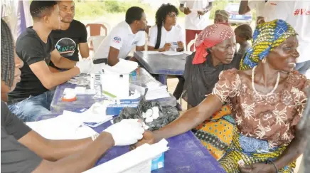  ?? PHOTO: ?? Health officials from Envision Global Care Foundation carryout HIV tests on Internally Displaced Persons (IDPs) at Yimitu IDPs camp in Abuja yesterday Ikechukwu Ibe