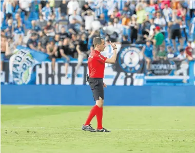  ?? ENRIQUE CIDONCHA ?? El árbitro Gorostegui Fernández, durante el Leganés-Huesca del sábado.