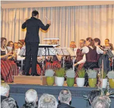  ??  ?? Die Stadtkapel­le sorgt für den musikalisc­hen Rahmen.