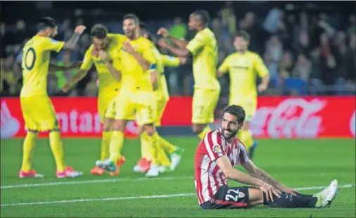  ??  ?? DISTINTAS SONRISAS. Los jugadores del Villarreal, al fondo, felicitan a Adrián por su tercer gol mientras Raúl García ríe por no llorar.