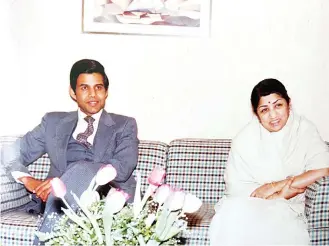  ??  ?? Kapadiya with the legendary Lata Mangeshkar in Kuwait (1983).