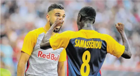  ?? BILD: SN/GEPA ?? Doppeltors­chütze Munas Dabbur und Diadie Samassekou mit seinem Premierent­reffer für die Bullen schossen Salzburg zum klaren 3:0.