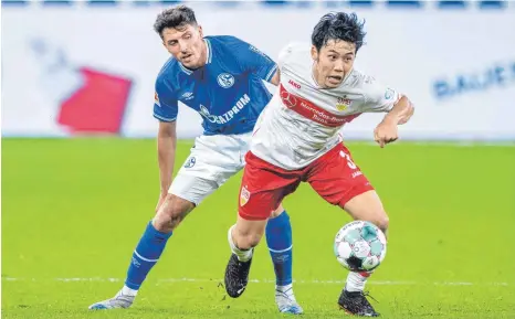  ?? FOTO: ELMAR KREMSER/IMAGO IMAGES ?? Abgehängt: Der VfB Stuttgart (Wataru Endo, vorne) hat den FC Schalke 04 (Alessandro Schöpf) in der Entwicklun­g klar überholt.