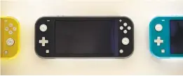  ?? JAE C. HONG AP ?? Consolas Nintendo Switch exhibidas en una tienda oficial en Tokio, el 23 de julio de 2020.
