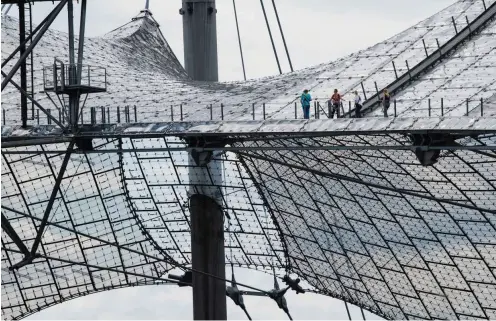  ?? Foto: dpa/Peter Kneffel ?? Architekto­nische Meisterlei­stung: An bis zu 80 Meter hohen Pylonen hängen Drahtseiln­etze, die mit Acrylglas-Platten verkleidet sind.