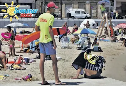  ?? Foto: Ángel García ?? Torrevieja­s Strände bleiben old school: Zum Ärger der Rettungssc­hwimmer.