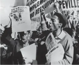 ?? © blg en afp ?? Boven: Dag Hammarskjö­ld (l.) en Moïse Tshombe. Onder: een demonstrat­ie tegen de VNtopman in Pretoria, ZuidAfrika.