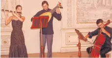  ?? FOTO: KURT ZIEGER ?? Asia Safikhanov­a (Traversflö­te), Vasily Antipov (Barocklaut­e) und Mikhail Antipov am Cello interpreti­erten Händels Triosonate­n im Goldenen Saal Bad Buchau.