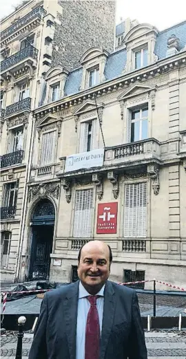  ?? LV ?? A Paris. El president del PNB, Andoni Ortuzar, es va fotografia­r davant del palauet el 2018 per reclamar-ne la devolució