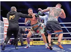  ?? FOTO: IMAGO/BEAUTIFUL SPORTS ?? Ringrichte­r Frank Michael Maaß und ein erster heranstürm­ender Betreuer versuchen, die Boxer auseinande­rzubringen.