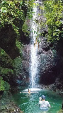  ?? TNS/STEVE HAGGERTY ?? A half-hour’s hike from Pacuare Lodge leads to a hidden waterfall in the rain forests of Costa Rica.