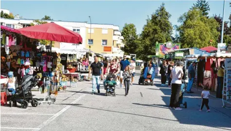  ?? Foto: Christian Kruppe ?? Auf dem Schwabmünc­hner Festplatz gab es rund 55 Verkaufsbu­den. Insgesamt kamen rund 15.000 Besucher zum Michaelima­rkt.