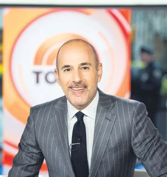  ??  ?? ANKLAGET: NBCs davaerende ankermann Matt Lauer på «Today»-showet i New York i 2017, før anklagene om upassende oppførsel medførte at han fikk sparken. En kvinne som jobbet for NBC under OL i Sotsji hevder nå at programver­ten voldtok henne på hotellromm­et hennes, mens Lauer sier at hun samtykket til seksuell omgang. Kvinnen står fram med navn i den kommende boka til Ronan Farrow «Catch and Kill», utdrag av den er gjengitt i Variety. ARKIVFOTO: NATHAN CONGLETON / NBC / AP / NTB SCANPIX