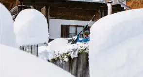  ??  ?? Winter 2019: Balderschw­ang im Oberallgäu. Karl Traubel schaufelt Schnee. Am Wochenende wahrschein­lich wieder und dann wieder…