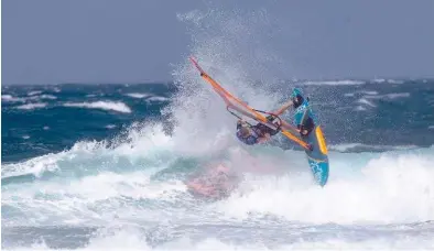  ??  ?? Ci-dessus : Jaegger Stone possède un surf incroyable à Pozo, mais il lui manque la régularité des gros jumps pour entrer dans le top 4.