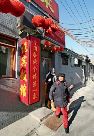  ?? VCG ?? La gente experiment­a la reforma y apertura de China mientras come en Yuebin.