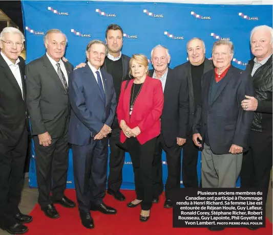  ?? PHOTO PIERRE-PAUL POULIN ?? Plusieurs anciens membres du Canadien ont participé à l’hommage rendu à Henri Richard. Sa femme Lise est entourée de Réjean Houle, Guy Lafleur, Ronald Corey, Stéphane Richer, Robert Rousseau, Guy Lapointe, Phil Goyette et Yvon Lambert.