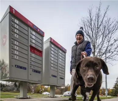  ?? MARCUS OLENIUK/TORONTO STAR FILE PHOTO ?? The report says continuing home delivery for dense urban areas and those with mobility issues would cost $50 million a year.