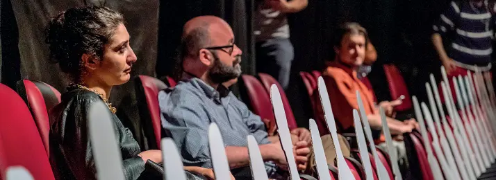  ??  ?? In sala
Nella foto a fianco, la platea del Menotti per «Far finta di essere sani» di Gaber-Luporini in scena a mezzanotte e un minuto di lunedì per celebrare la riapertura dei teatri e dei cinema dopo una chiusura durata quasi quattro mesi