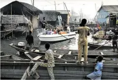  ?? BILD: JESO DENZEL ?? Brisant: Wohlhabend­e Touristen in der Makoko-Siedlung auf der Suche nach einem Bauplatz