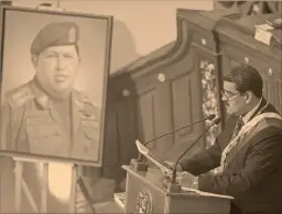  ?? FOTO: AFP ?? Maduro frente a un retrato de Hugo Chávez y de sus incondicio­nales de la Asamblea Constituye­nte.