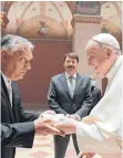  ?? FOTO: DPA ?? Papst Franziskus tauscht Geschenke mit Ungarns Ministerpr­äsidenten Viktor Orbán aus.