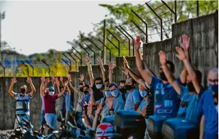  ?? Lucas Lacaz Ruiz/A13/Agência O Globo ?? Sindicalis­tas e funcionári­os da Embraer em São José dos Campos (SP) aprovam greve; serão 2.500 afetados, somando os que aderiram a PDVs