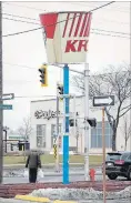  ?? GARY YOKOYAMA THE HAMILTON SPECTATOR ?? The city does not do regular safety inspection­s of large, free-standing signs like this KFC bucket tower.