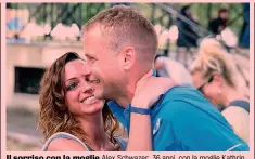  ??  ?? Il sorriso con la moglie Alex Schwazer, 36 anni, con la moglie Kathrin che ha sposato nel settembre del 2019. La coppia ha due figli: Ida e Noah