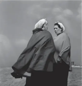  ?? © Cas Oorthuys / Nederlands Fotomuseum ?? Vrouwen in zondagse dracht, Schevening­en (ca. 1958).