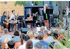  ?? ARCHIVFOTO: PM ?? Die Sommernach­tstraum-Konzerte der der Pro Musica-Schule sind auf dem Hof der Gesamtschu­le stets gut besucht.