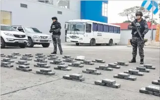  ?? ÉRICKA CHALÉN / EXPRESO ?? Evidencia. Los paquetes de droga incautada fueron mostrados ayer en los patios del comando de la Policía.