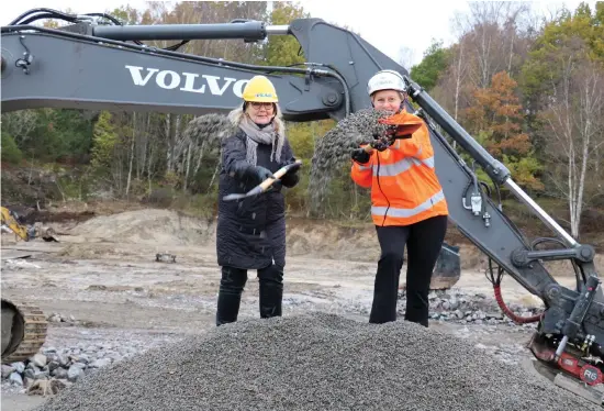  ?? BILDER: ERIKA OLOFSSON ?? Spadtaget togs av kommunalrå­d Catharina Bråkenhiel­m och entreprenö­ren Peabs arbetschef, Therese Johansson.