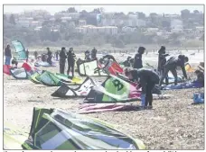  ?? (Photo L.B.) ?? L’entraîneme­nt des espoirs au repaire des kitesurfeu­rs à l’Almanarre.