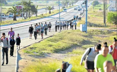  ?? Picture: EUGENE COETZEE ?? NO ALTERNATIV­E: School children and parents walk along Stanford Road in Port Elizabeth after bus drivers went on strike yesterday over a wage dispute