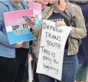  ?? KRIS CRAIG/USA TODAY NETWORK ?? Protesters gather in September at a library in Cranston, R.I., where a lecture in opposition to transgende­r rights was being held.