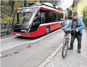  ?? BILD: SN/AWI ?? Franz Pichler an der Stelle, an der er vom Obus überholt wurde.