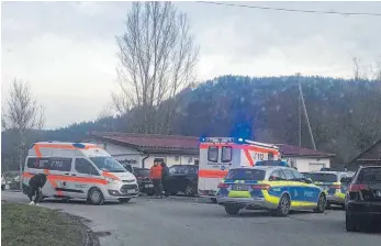  ?? FOTO: SZ-ARCHIV/MARCUS KIEKBUSCH ?? Beim Spiel des SV Egesheim gegen Türkgücü Tuttlingen im März mussten Polizei und Krankenwag­en anrücken. Wegen tätlichen Auseinande­rsetzungen hatte es mehrere Verletzte gegeben.