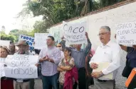  ??  ?? El rector Alejandro Vera participó en una marcha en apoyo al líder de la asociación civil Gustavo Salgado.