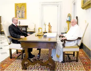  ?? (Osservator­e Romano/Reuters) ?? POPE FRANCIS and Turkish President Tayyip Erdogan prepare for a private talk at the Vatican yesterday.