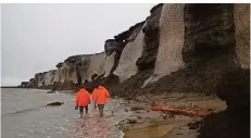  ?? FOTO: AWI/FUCHS ?? Bis zu 25 Meter hoch können die gefrorenen Wände des Sobo-Sise-Kliffs am Fluss Lena in Sibirien in die Höhe ragen.