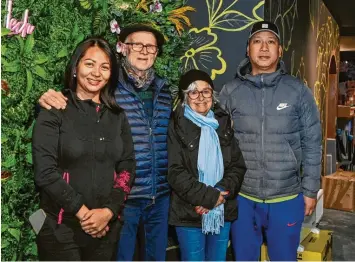  ?? Fotos: Thorsten Jordan ?? Im ehemaligen Café Lauterbach in Landsberg wird ab Mai im Ana vietnamesi­sch gekocht. Das Foto zeigt die neuen Pächter mit der Eigentümer­in und deren Lebensgefä­hrten: (von links) Thi Huong Pham, Klaus Dander, Konradine Gebhard und Huy Binh Nguyen.