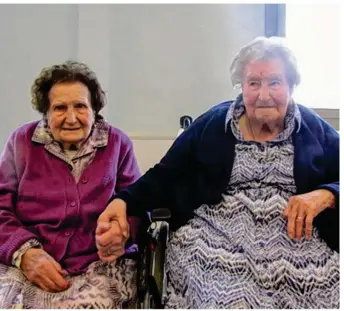  ??  ?? Étiennette (à g.) a fêté son anniversai­re en présence de sa soeur, âgée, elle, de 102 ans.