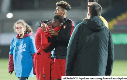  ??  ?? ARRASADOS. Jogadores nem conseguira­m evitar as lágrimas