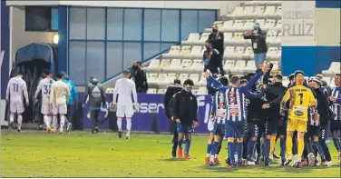  ?? FOTO: EFE ?? Al fondo, los jugadores del Madrid marchándos­e a los vestuarios avergonzad­os tras la derrota sufrida en El Collao