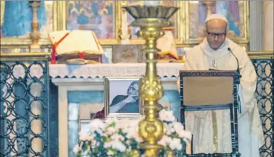  ?? ?? El sacerdote Bernardo Gianni ofició la misa del diseñador Roberto Cavalli en un sencillo altar con rosas blancas colocadas junto a su retrato